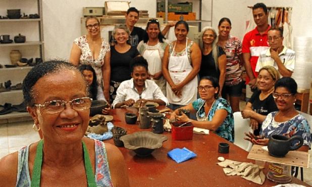 Dona Nerci com as integrantes do Instituto de Assistência Social Maria do Barro:  