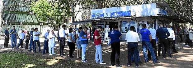 Fila diante da lotérica da Esplanada dos Ministérios: segundo a proprietária, um cliente gastou R$ 3,50 no último sábado, acertou a quina e ganhou R$ 37 mil (Ed Alves/CB/D.A Press)