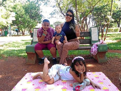Juscilene aproveitou o calor de ontem para visitar o Parque da Cidade com os filhos, Ingrid e Igor, além do amigo Samuel: preferência por dias de sol (Caroline Cintra/CB/D.A Press)