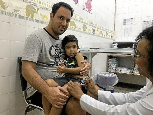 Marcelo Carneiro seguiu recomendações médicas e levou Arthur, 5 anos, ao posto de saúde para ser imunizado: prevenção em primeiro lugar (Bruna Lima/CB/D.A Press)