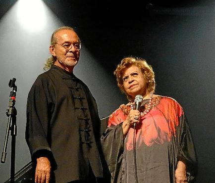 Leny Andrade e Zé Luiz Mazziotti celebram amizade no palco do Clube da Bossa (Marcelo Castello Branco/Divulgação)