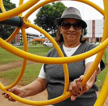 Vilma acorda cedo toda manhã e vai caminhando até um dos PECs do Cruzeiro para fazer atividade física (Ana Rayssa/CB/D.A Press)