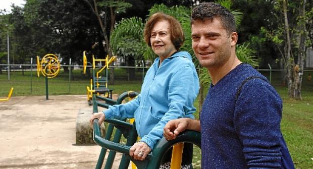 O personal trainer André dá aulas para a aposentada Inah ao ar livre, no PEC da Asa Sul (Ana Rayssa/CB/D.A Press)