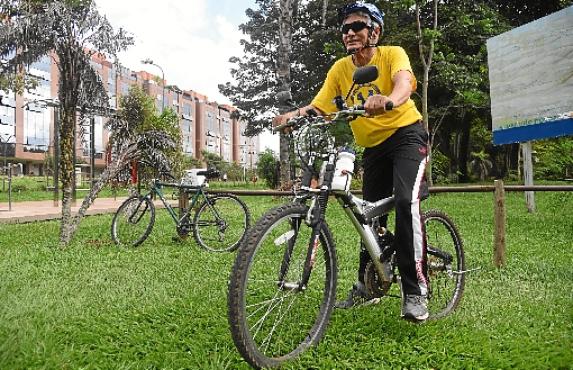 Antônio percorre 6km de bicicleta e ainda participa das aulas de ginástica no parque (Ed Alves/CB/D.A Press)