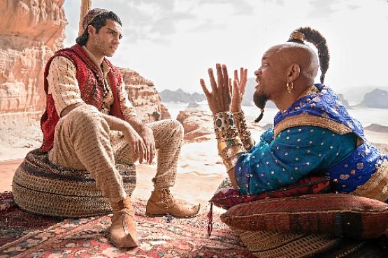 O famoso Gênio da Lâmpada, agora interpretado por Will Smith, é uma das atrações de Aladdin (papel do jovem Mena Massoud)
 (Daniel Smith/Disney Enterprises)