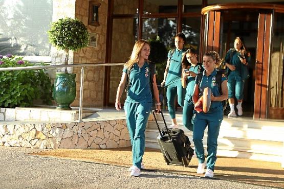 A lateral-direita Tamires (D) é a única mãe no grupo da Seleção Brasileira: equipe chegou ontem à França (CBF/Divulgação
)