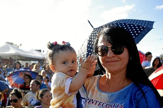 Marisete da 
Silva foi uma das primeiras fiéis a chegar ao parque: queria agradecer pela mãe ter sido curada de um câncer
 (Ana Rayssa/CB/D.A Press)