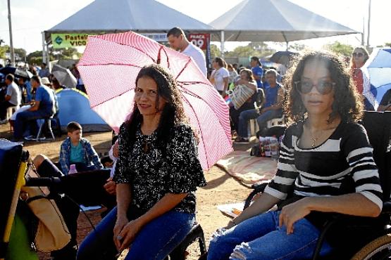 Egeni Almeida fez questão de acompanhar o evento desde o primeiro dia: %u201CParticipar disso tudo faz com que a gente abra ainda mais o coração a Deus%u201D (Ana Rayssa/CB/D.A Press)