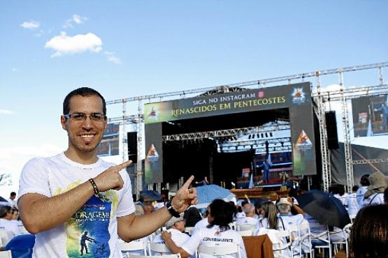 Ricardo Santos sempre teve curiosidade de ir ao evento porque via 
os adesivos nos carros das pessoas (Ana Rayssa/CB/D.A Press)