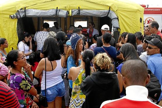 Fila diante da tenda montada em Ceilândia para receber especialmente os pacientes com suspeita de dengue (Ana Rayssa/CB/D.A Press - 8/6/19)