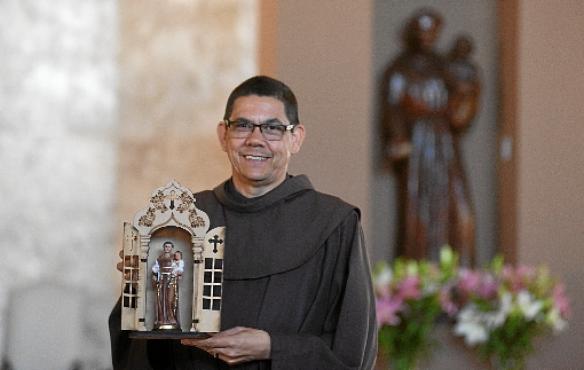 %u201CÉ o santo das necessidades, aquele que intercede e não deixa nada faltar%u201D

Carlos Antônio, frade da Paróquia Santo Antônio (Ed Alves/CB/D.A Press)