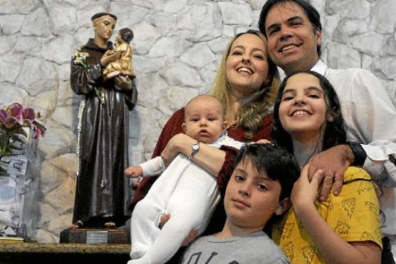 Miguel e Yanna Mattos com os filhos: pedido de casamento no dia do santo, há 15 anos (Carlos Vieira/CB/D.A Press)