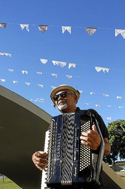 O sanfoneiro carrega o nome e mantém a 
tradição do Rei do Baião nos festejos juninos pelo Distrito Federal (Ana Rayssa/CB/D.A Press)