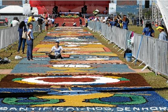 Católicos confeccionaram 28 desenhos em tapete de 120m de extensão (Carlos Vieira/CB/D.A Press)