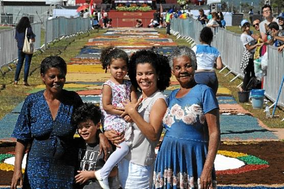 Karla levou a família, do interior de Goiás, para ver o trabalho (Carlos Vieira/CB/D.A Press)