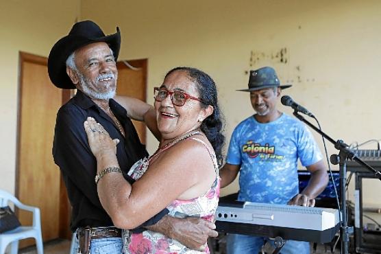 O casal de namorados Eliete Maria Moura, 68, e Paulo Divino da Cruz, 70, não perdem um dia de forró