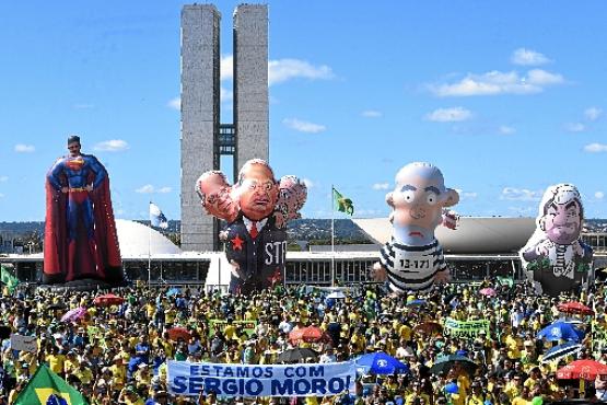 Concentração em frente ao Congresso com os  tradicionais bonecos petistas e o ministro  super-homem (Ed Alves/CB/D.A Press)