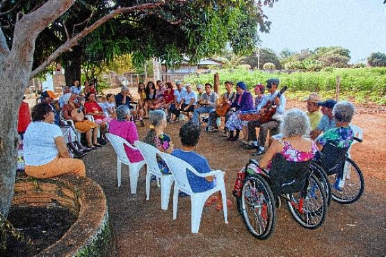 O grupo Teatro Público traz uma intervenção cênica, com personagens que vivenciam 
o dia a dia da comunidade que visitam (Naum Audiovisual/Divulgação)