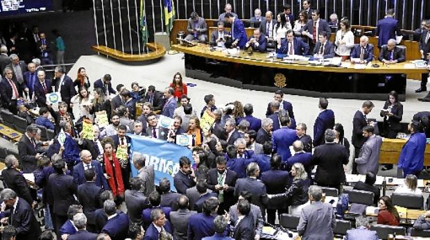 Parlamentares compareceram em massa à sessão de ontem à noite. Oposição tentou tirar o projeto da pauta, mas foi derrotada por 331 votos a 117. Governo espera aprovar o texto por placar semelhante (Luis Macedo/Câmara dos Deputados)