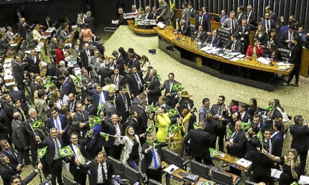 O plenário ficou cheio para apreciar a proposta que muda as regras de aposentadoria: presença de 510 dos 513 deputados (Fabio Rodrigues Pozzebom/Agência)