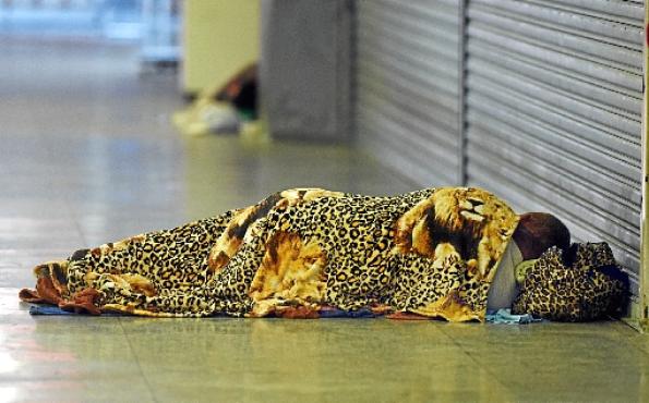 Pessoas em situação de rua buscam abrigo sob uma das marquises do maior terminal rodoviário do DF 