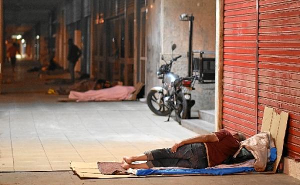 Cerca de 40 pessoas dormem em frente a uma loja de departamento do Setor Comercial Sul