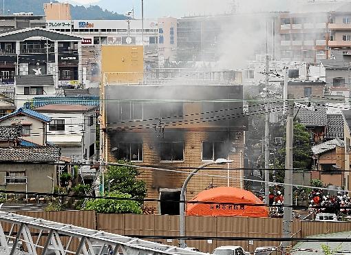 Fumaça sai pelas janelas da Kyoto Animation, produtora de desenhos animados e séries: direção do estúdio tinha recebido ameaças por e-mail (Jiji Press/AFP)