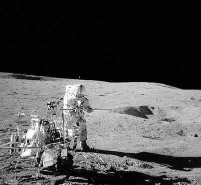 O astronauta criou o taco com um tubo de ferro usado para coletar amostras de poeira: três tentativas e dois acertos (NASA/Reuters - 5/2/15 )