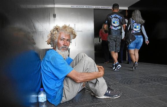 O piauiense Manuel Marcos da Luz, 57 anos, há seis, no Distrito Federal,  diz que a rua é mais segura do que os abrigos para viver (Ed Alves/CB/D.A Press)