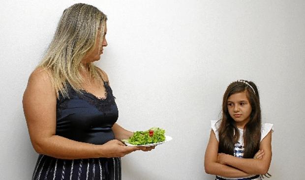 Juliana Almeida precisa negociar muito com a filha Pietra para que ela experimente alguns alimentos (Ana Rayssa/CB/D.A Press)