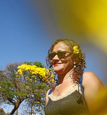No caminho 
para o trabalho, Vanderléia Alves para e admira 
a floração (Ana Rayssa/CB/D.A Press)