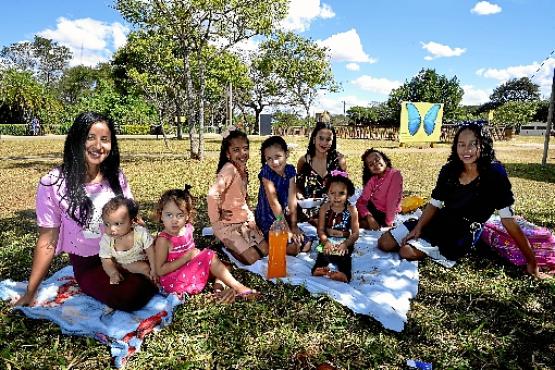 Acompanhada das filhas, da irmã e das sobrinhas, Gislene Noemia Correia veio do Entorno para um passeio no Zoológico (Marcelo Ferreira/CB/D.A Press)