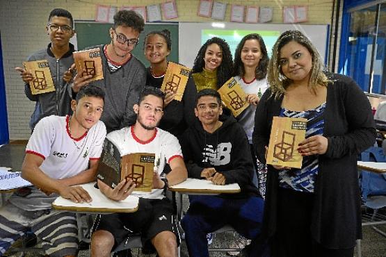 Boa leitura: alunos do segundo ano do Centro de Ensino Médio 01 com a professora Leticia Gomes (Marcelo Ferreira/CB/D.A Press)
