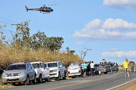 Parentes e amigos de Letícia Souza foram ao local onde o corpo dela foi encontrado, na manhã de ontem, à margem da DF-250 (Marcelo Ferreira/CB/D.A Press)