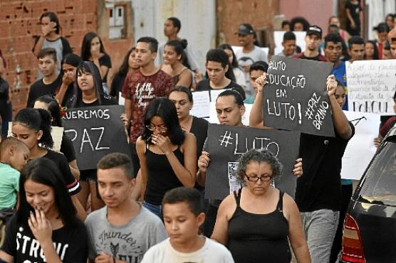 À tarde, alunos e educadores saíram pelas ruas da cidade pedindo o um basta na violência (Minervino Junior/CB/D.A Press)