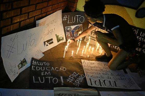 No começo da noite, grupo acendeu velas em frente à escola onde ocorreu o assassinato (Minervino Junior/CB/D.A Press)