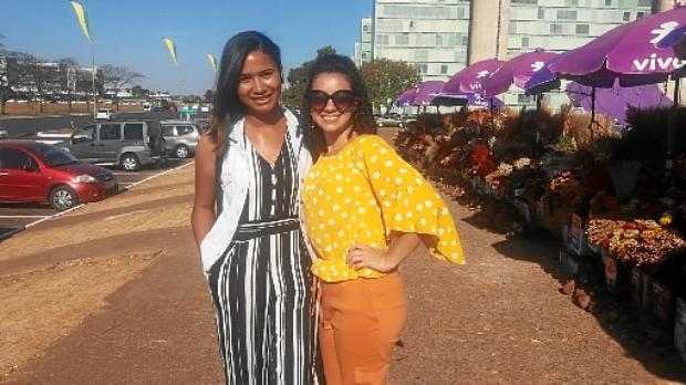 Gabriela e Marcelina não perdem tempo em registrar o florido de Brasília (Ed Alves/CB/D.A Press)