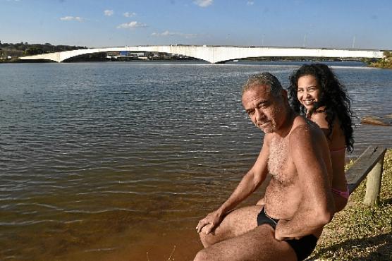 Ronaldo Nunes aproveita o lago com a família (Minervino Junior/CB/D.A Press)