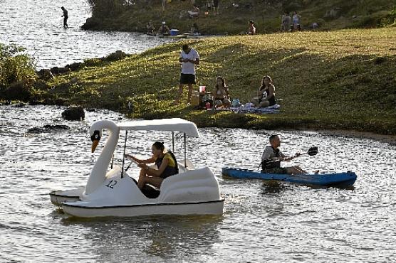 O Lago Paranoá é uma ótima opção para quem quer fugir do calor (Minervino Junior/CB/D.A Press)
