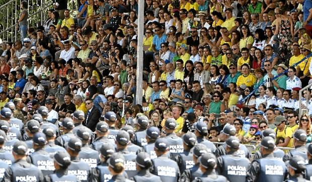 As arquibancadas, instaladas na Esplanada dos Ministérios, ficaram lotadas de brasilienses e pessoas de outros estados que vieram prestigiar  a tradicional parada, protagonizada pelos militares (Ed Alves/CB/D.A Press)