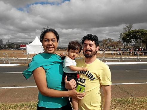 O casal Ana Cláudia e Paulo Souza, com o filho: amor à pátria (Thiago Cotrim/Esp. CB/D.A Press)