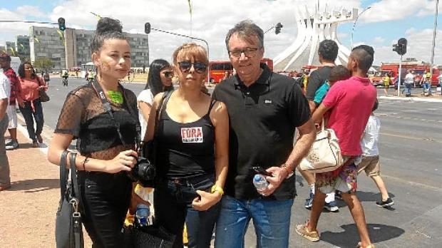 Joice, Magda e Francisco vestiram preto: protesto contra o governo e em defesa da Amazônia (Darcianne Diogo/Esp. CB/D.A Press)