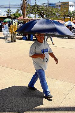 Guarda-chuva passou a servir como guarda-sol durante a seca (Vinicius Cardoso/Esp. CB/D.A Press)