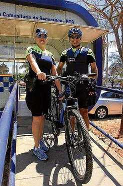 Policiais da patrulha com bicicletas reforçaram o protetor solar e passaram a trabalhar com medidor de pressão para cuidados com quem passa mal na seca (Vinicius Cardoso/Esp. CB/D.A Press)