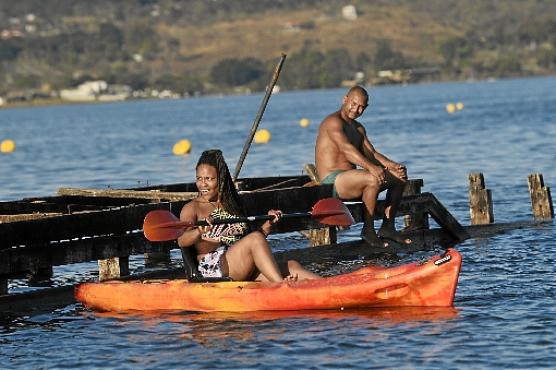 O casal Marcelo dos Santos e Dayane Santos aproveita o lago: 