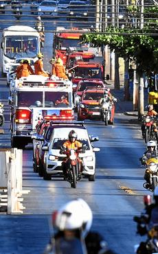 O cortejo com o corpo da bombeira Marizelli (no detalhe) passou pela Avenida Samdu Norte, que precisou ser parcialmente interditada até o Cemitério de Taguatinga (Ed Alves/CB/D.A Press)