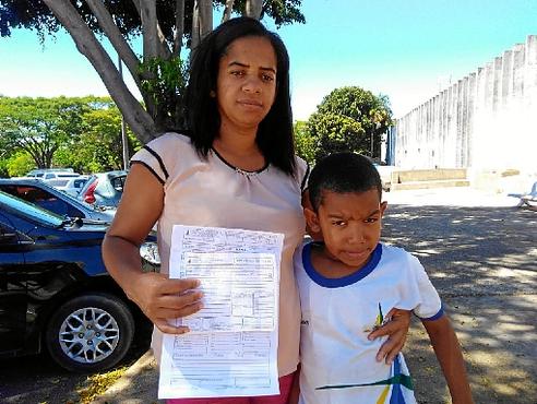 A auxiliar de enfermagem Betânia Ribeiro precisou levar o filho Leonardo Júnior três vezes ao médico (Caroline Cintra/CB/D.A Press)
