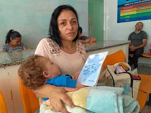 Moradora de Santa Maria, Marta Pereira foi  ao Hmib buscar atendimento para o filho de 1 ano e 4 meses (Caroline Cintra/CB/D.A Press)