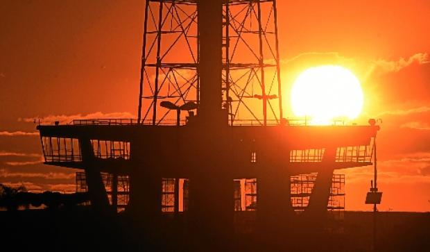 Desde o início da seca, o pôr do sol na capital federal rende belas imagens, como essa na Torre de TV (Ed Alves/CB/D.A Press - 5/9/19)