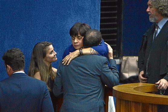 Após a condenação, a arquiteta não esboçou qualquer reação: abraço da filha, Carolina, e do irmão, Augusto (Marcelo Ferreira/CB/D.A Press)